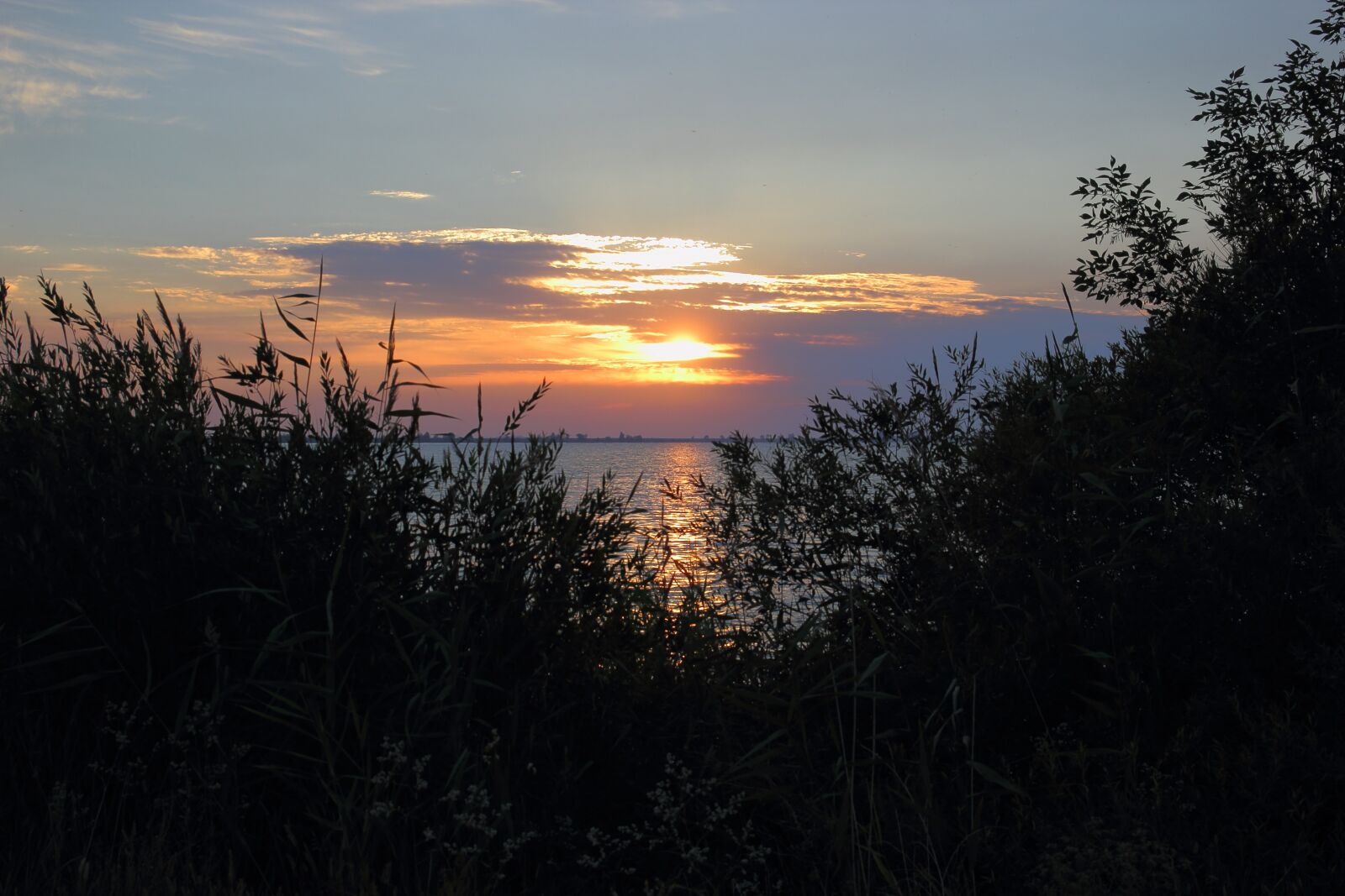 Canon EOS 550D (EOS Rebel T2i / EOS Kiss X4) sample photo. Sunset, beach, evening photography