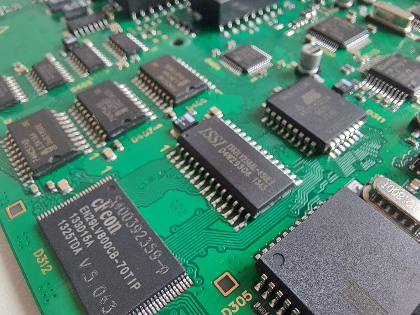 Samsung SM-G770F sample photo. Chipset, memory chip, macro photography