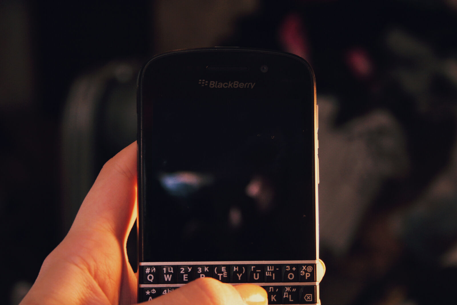 Canon EF-S 18-55mm F3.5-5.6 II sample photo. Blackberry, hand, mobile, phone photography