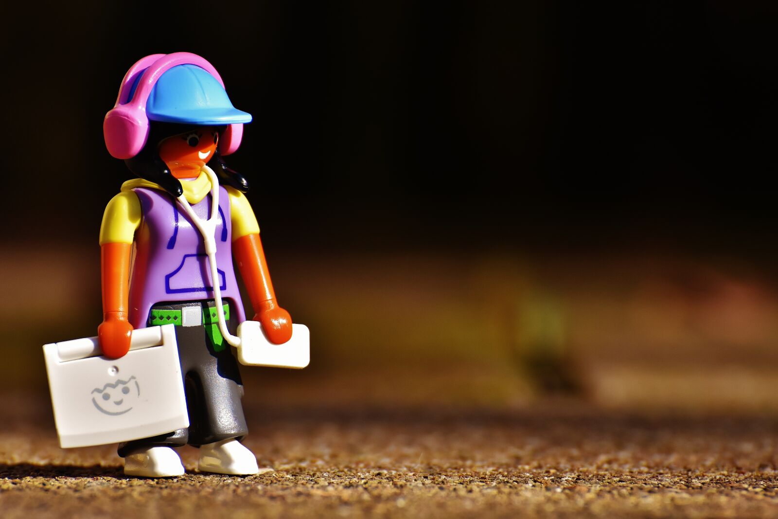 Nikon D7200 sample photo. Figure, laptop, mobile phone photography