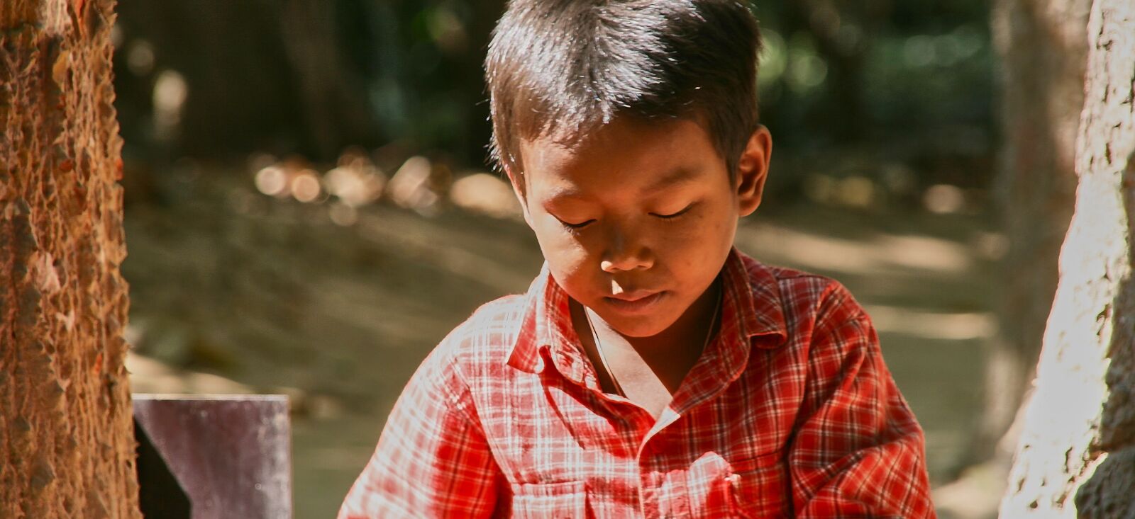 Canon EOS 400D (EOS Digital Rebel XTi / EOS Kiss Digital X) sample photo. Boy, eyes closed, meditation photography