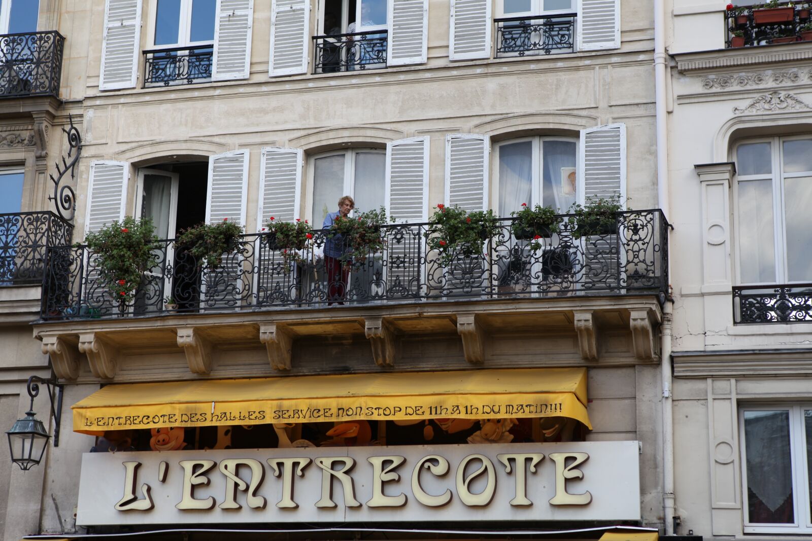 Canon EOS 5D Mark II sample photo. Paris, street view, life photography