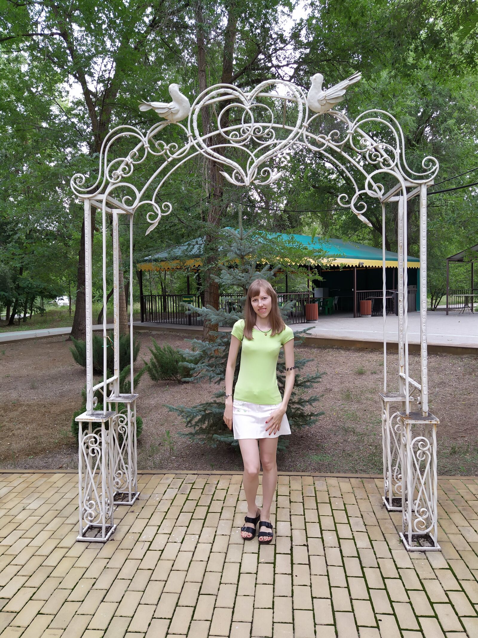 Xiaomi Redmi Note 7 sample photo. Girl, park, arch photography