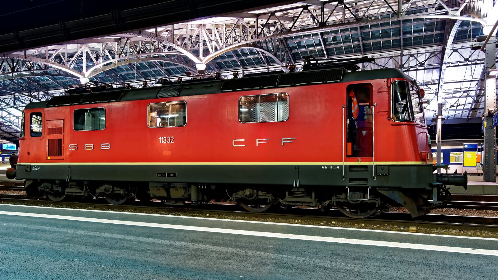 Nikon D50 sample photo. Red, locomotive, railway station photography