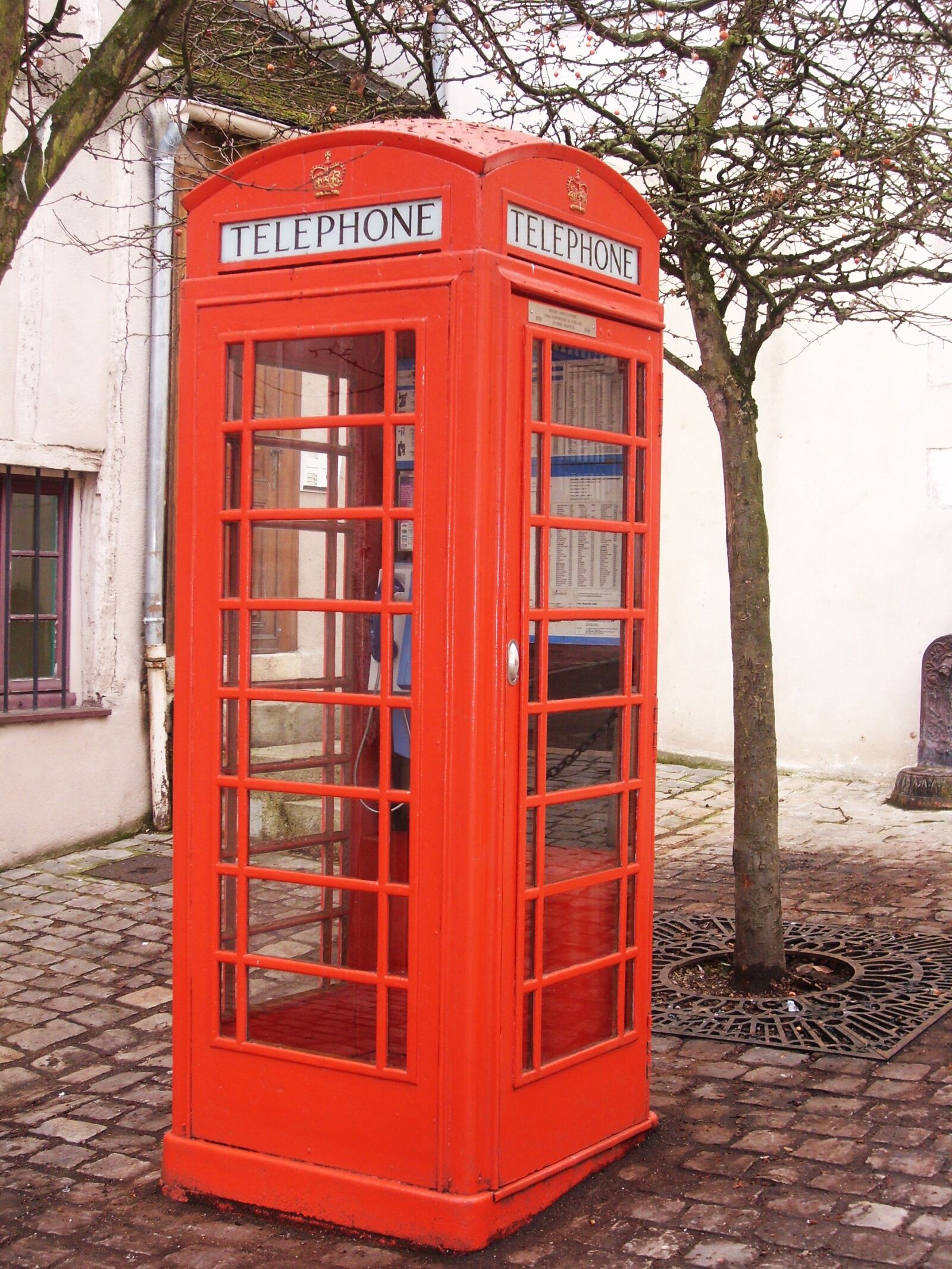 Samsung L700 sample photo. Phone box, english phone photography