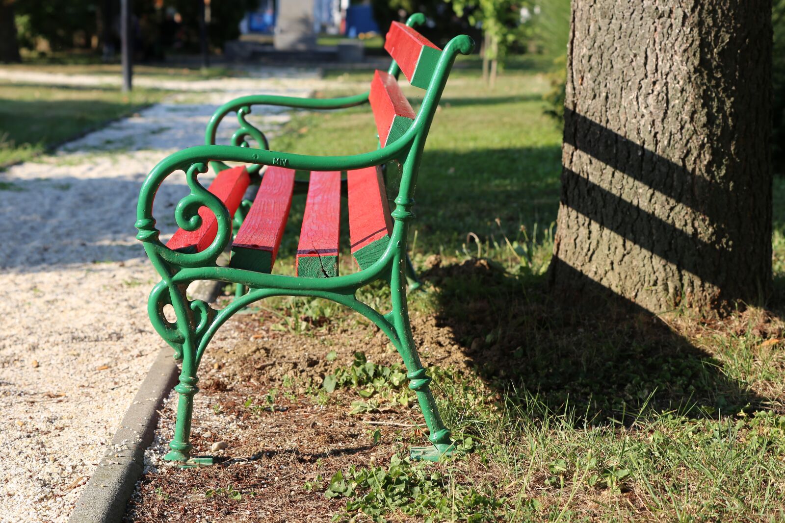 Canon EF 70-300 F4-5.6 IS II USM sample photo. Red bench, park, green photography