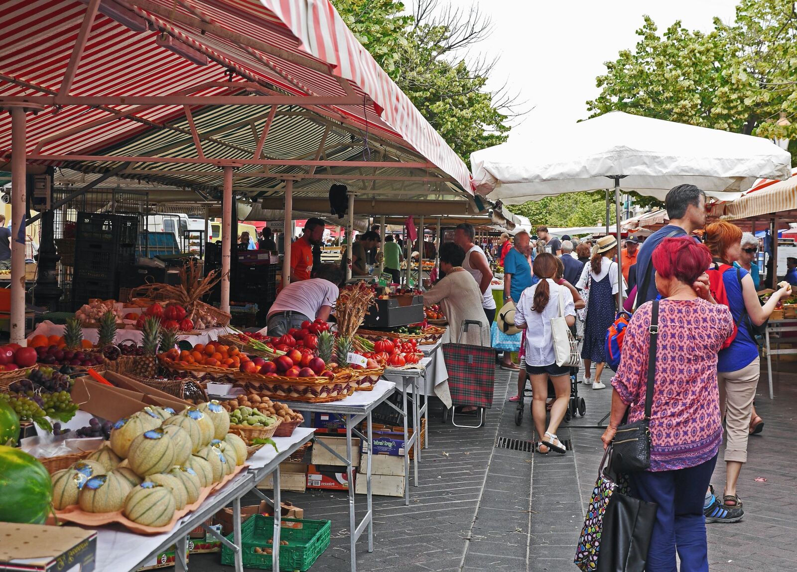 Panasonic Lumix DMC-GH3 sample photo. Market, crowd, seller, vegetable photography