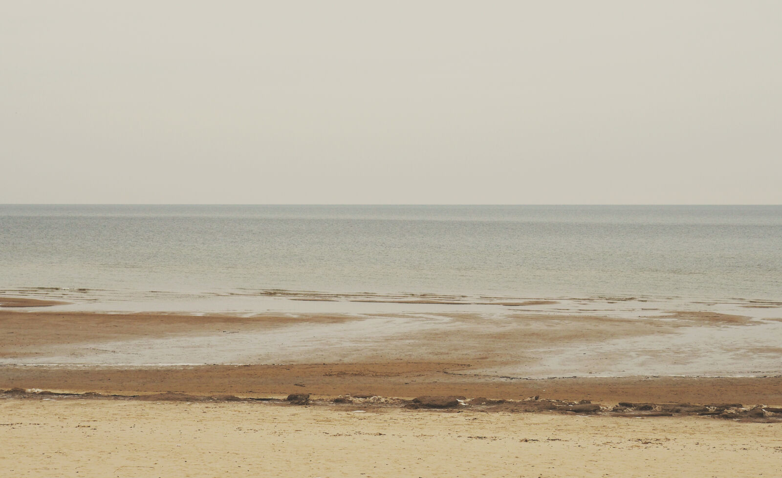 Olympus OM-D E-M10 II sample photo. Beach, horizon, sand, sea photography