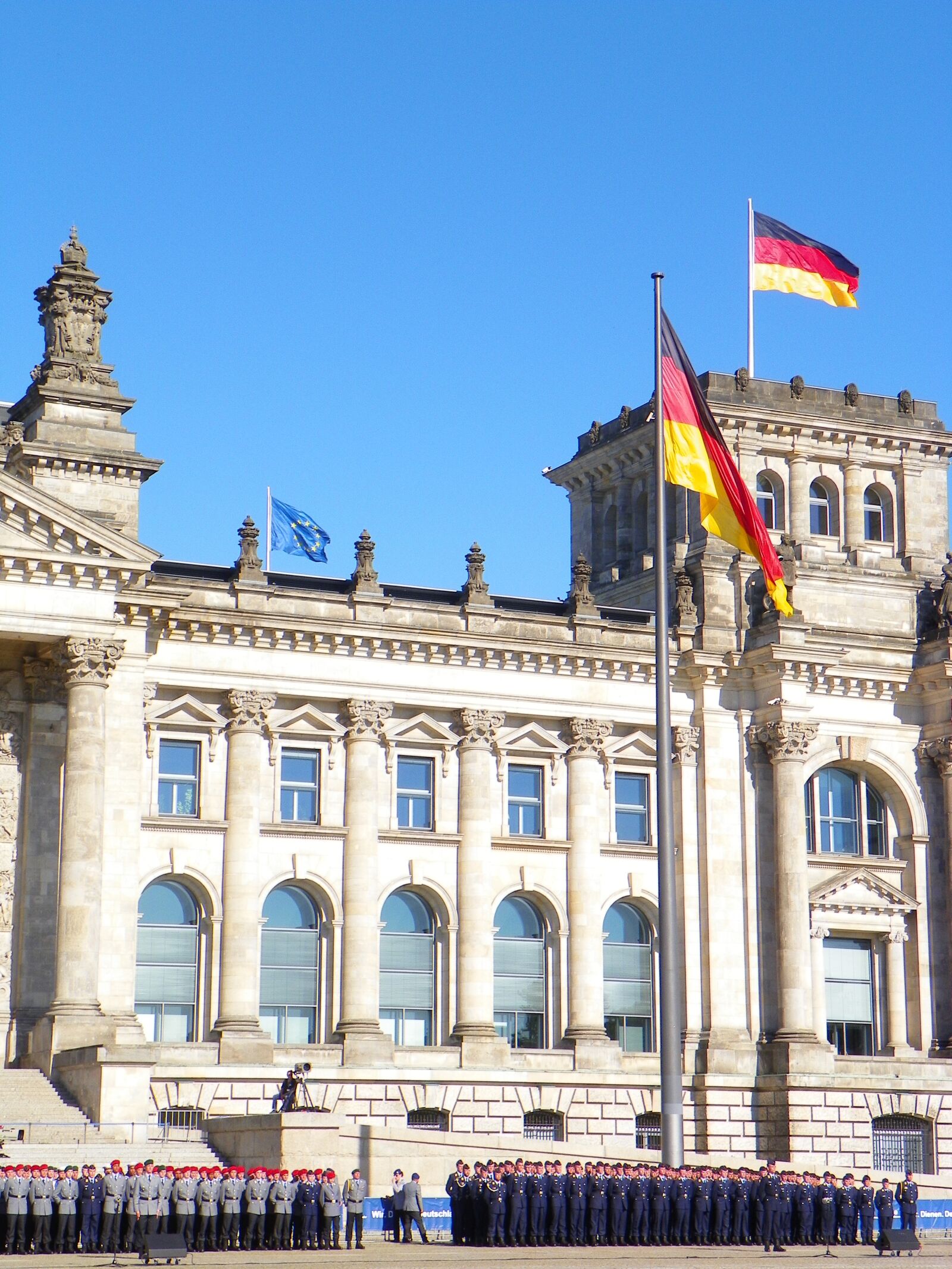 Kodak EasyShare Z981 sample photo. Reichstag, bundeswehr, flag photography