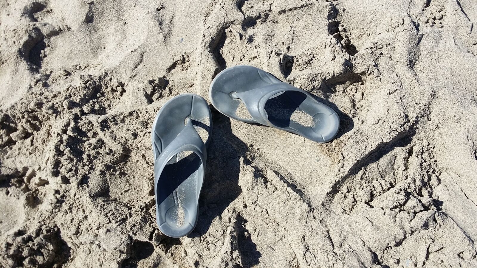 Samsung Galaxy S4 sample photo. Beach, sand, flip flops photography