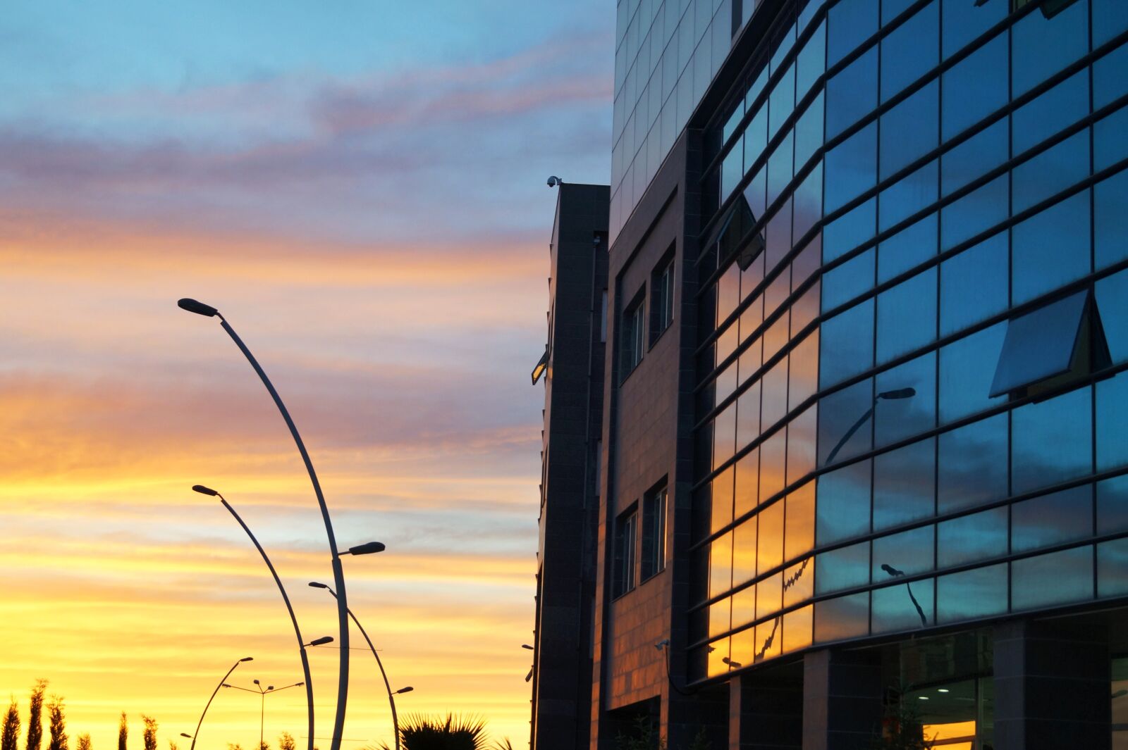 Sony DT 18-55mm F3.5-5.6 SAM II sample photo. Building, glass, sunset photography