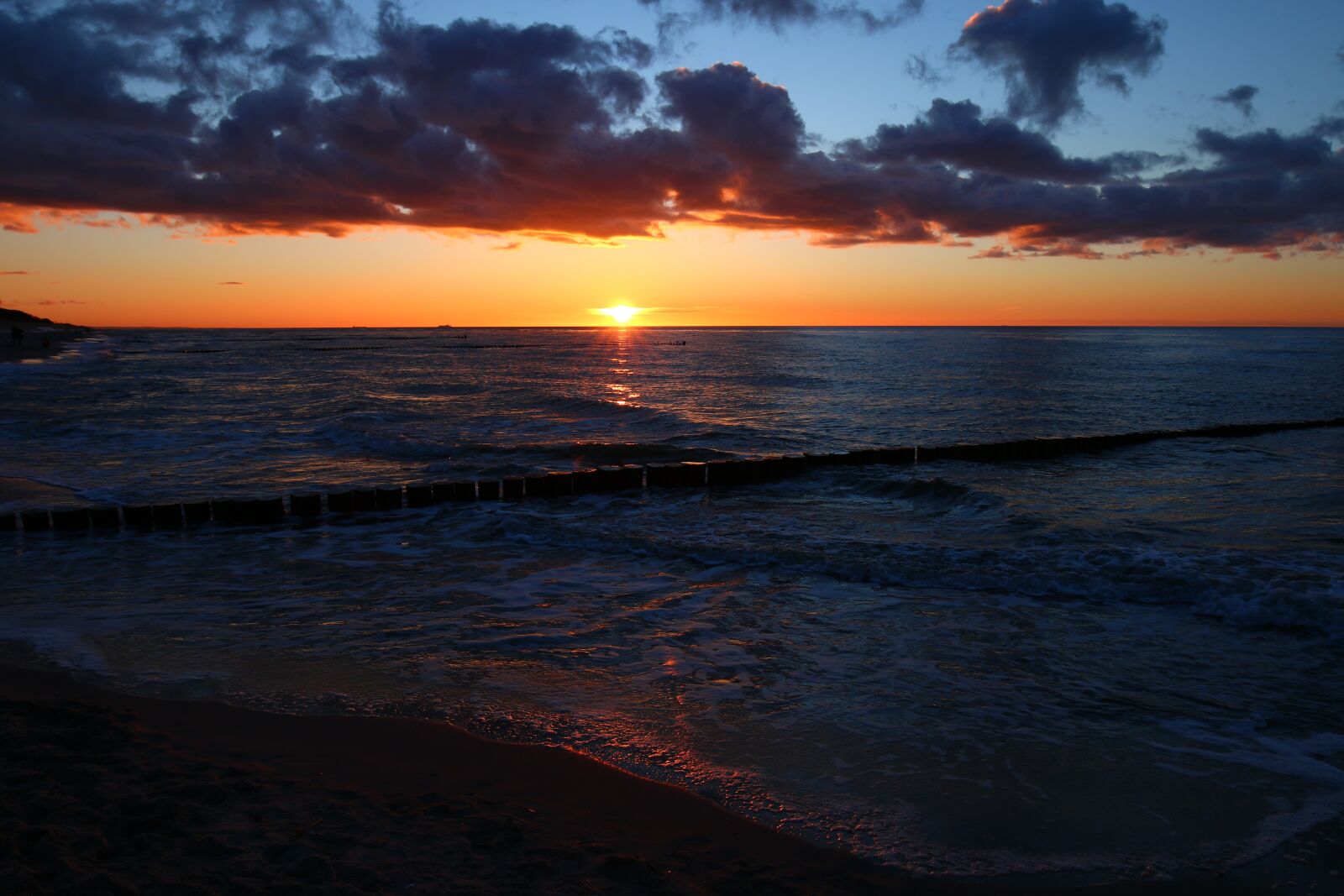 Canon EOS 70D + Canon EF 16-35mm F4L IS USM sample photo. Sunset, dusk, waters photography