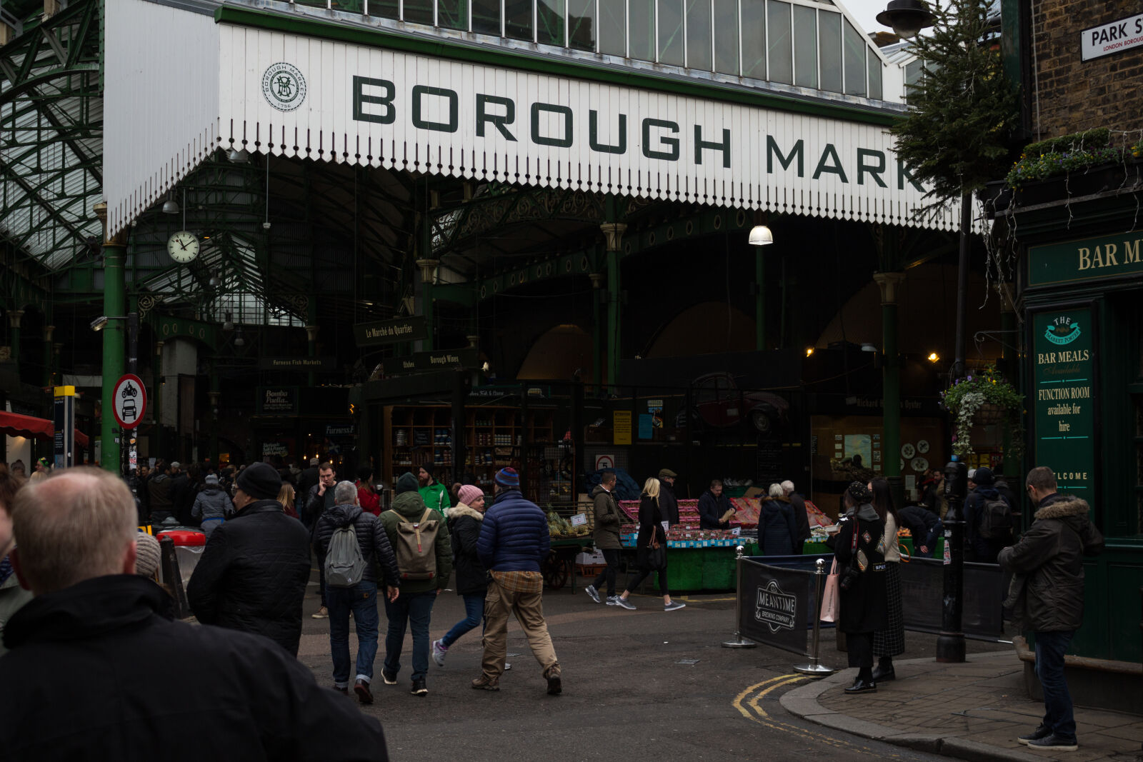 Canon EOS 700D (EOS Rebel T5i / EOS Kiss X7i) sample photo. City, commerce, crowd, downtown photography