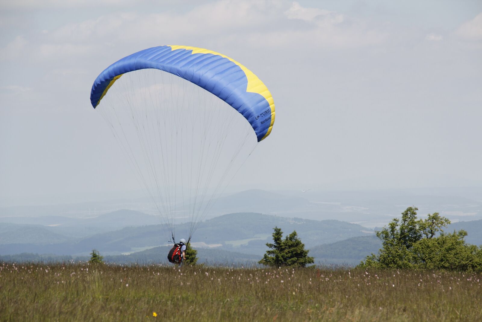 Canon EOS 550D (EOS Rebel T2i / EOS Kiss X4) sample photo. Paraglider, at the start photography