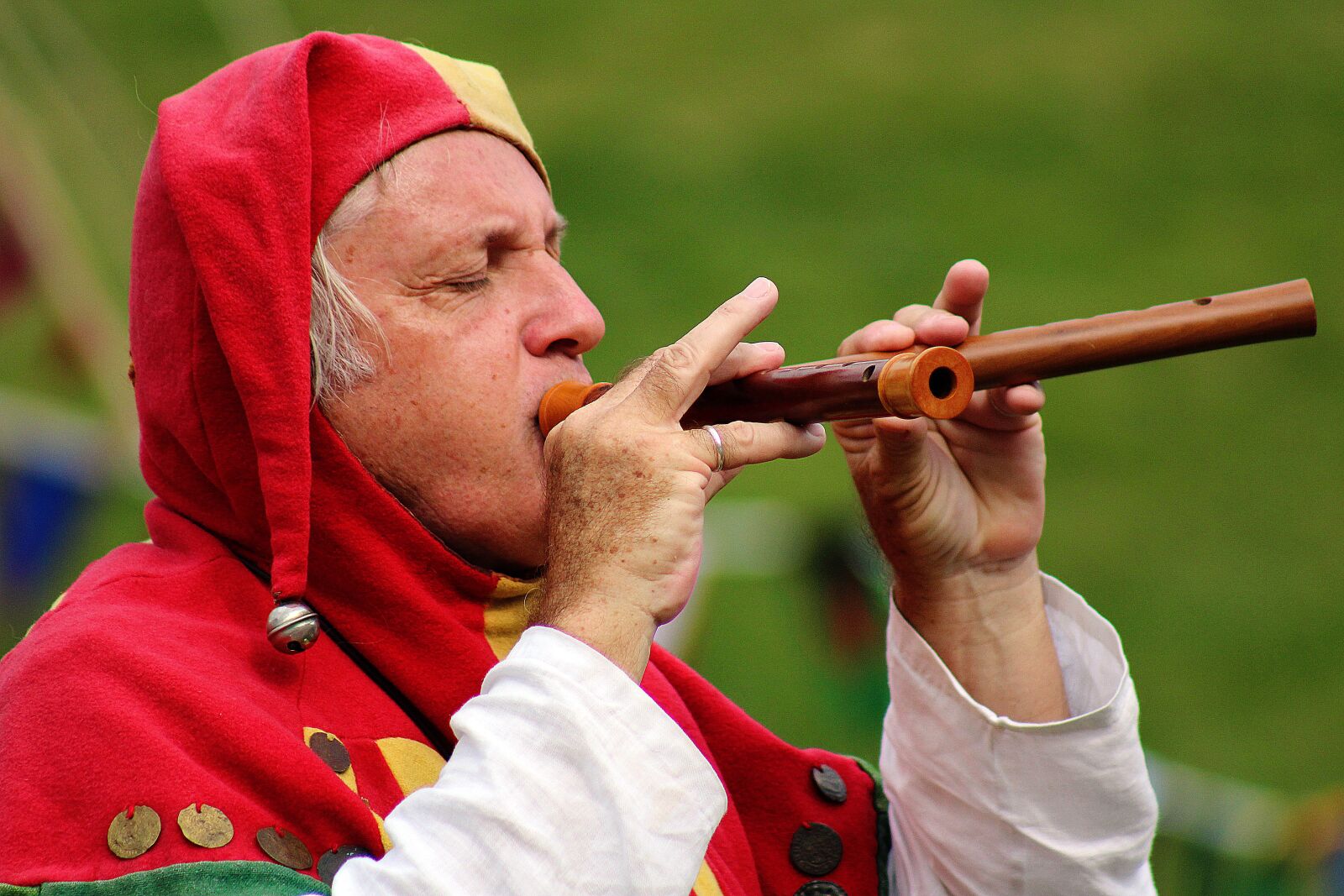 Canon EOS 100D (EOS Rebel SL1 / EOS Kiss X7) sample photo. Jester, singing, medieval photography