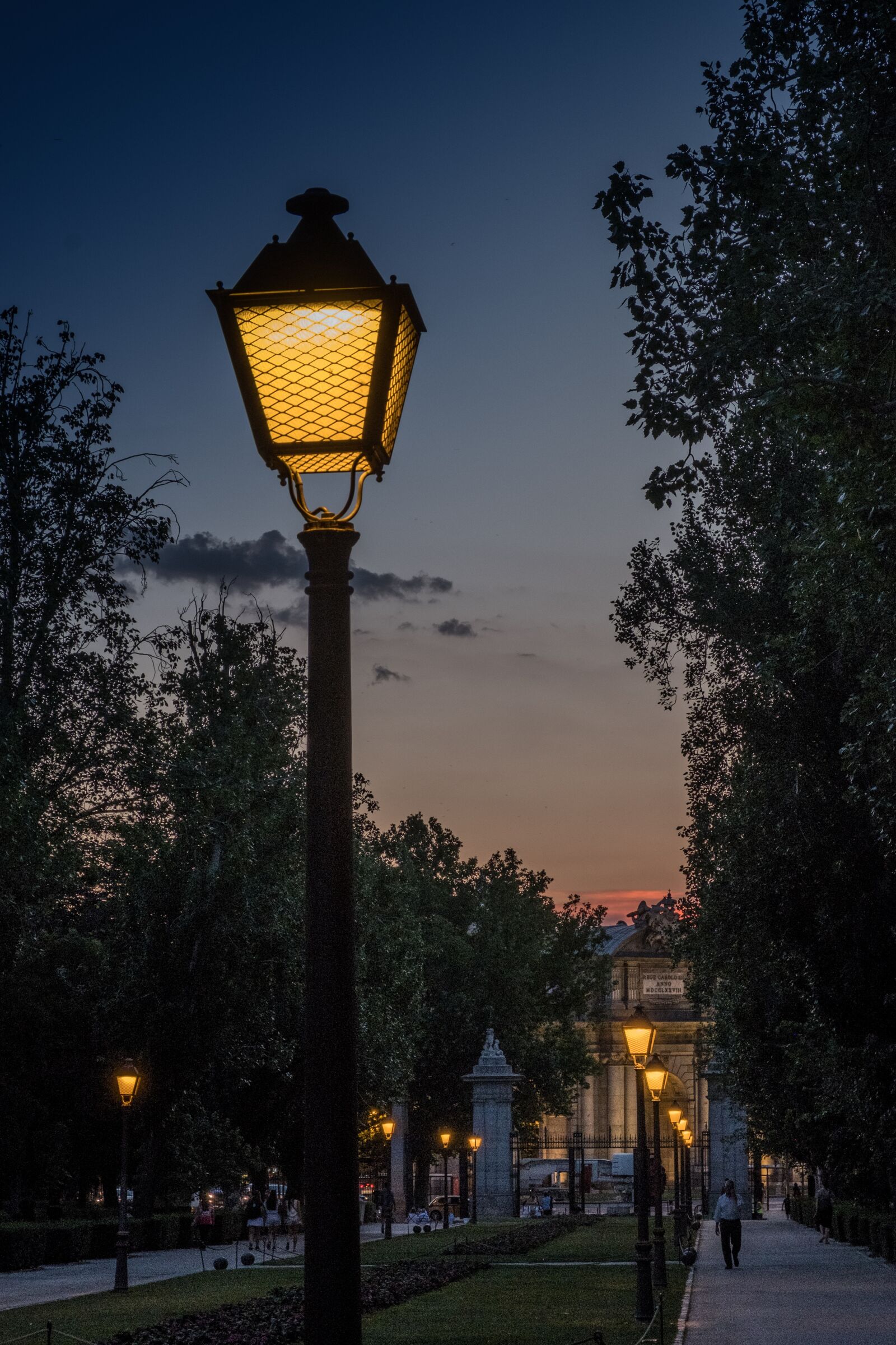 Fujifilm XF 18-55mm F2.8-4 R LM OIS sample photo. Sunset, street lamp, light photography
