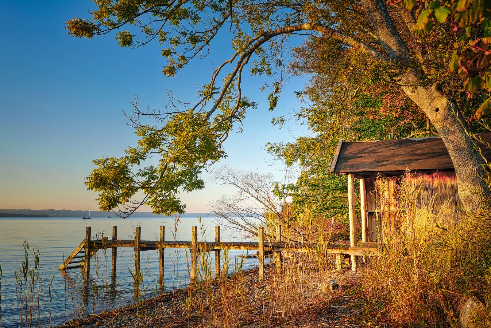 Panasonic Lumix DMC-GX8 sample photo. Lake, bank, boat house photography