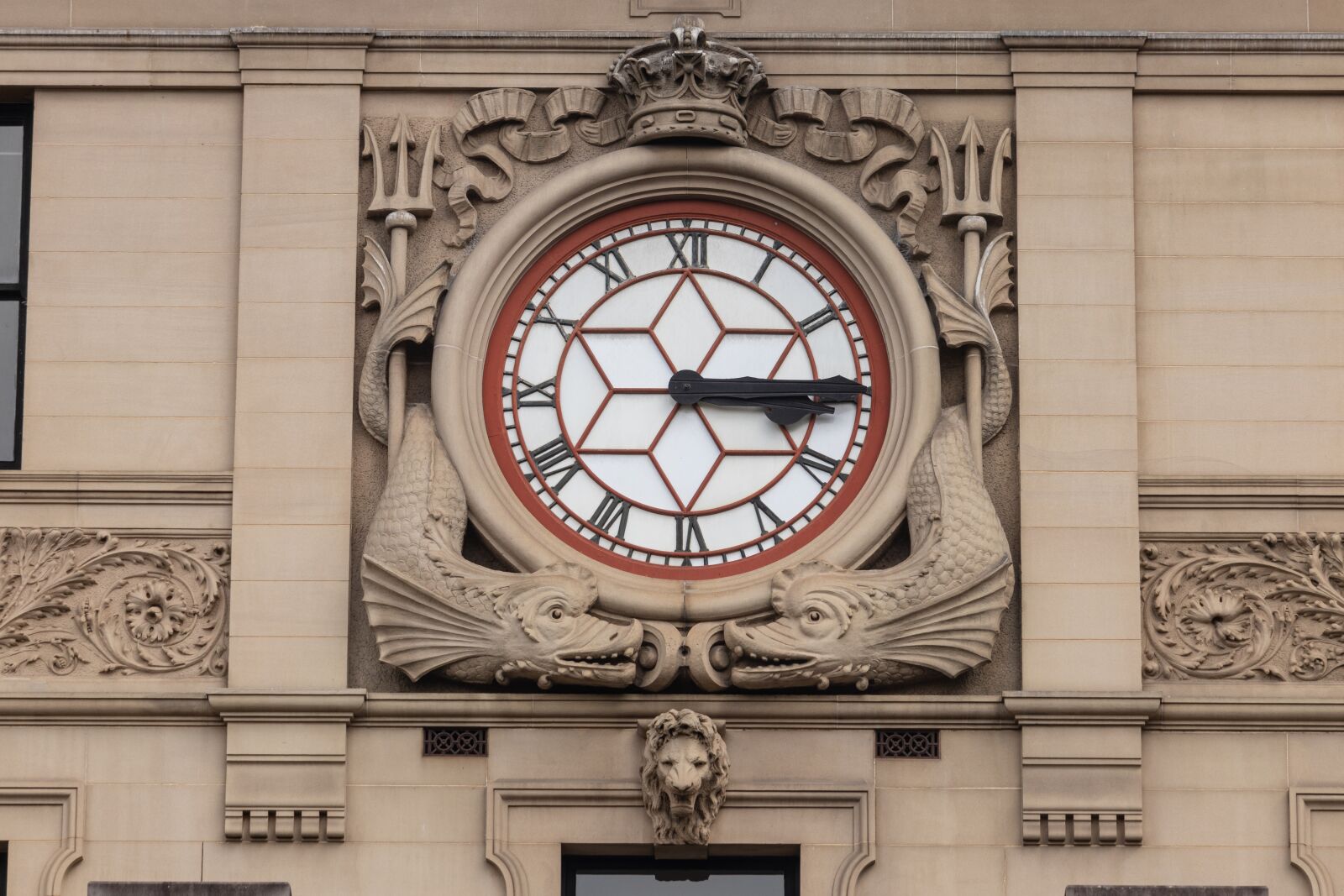 Canon EOS 200D (EOS Rebel SL2 / EOS Kiss X9) sample photo. Clock, clock face, building photography