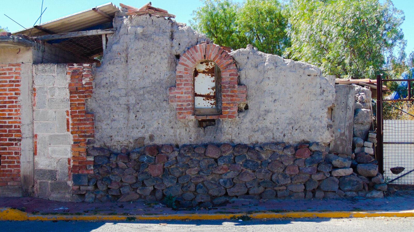 Sony Cyber-shot DSC-H300 sample photo. Wall, old, architecture photography