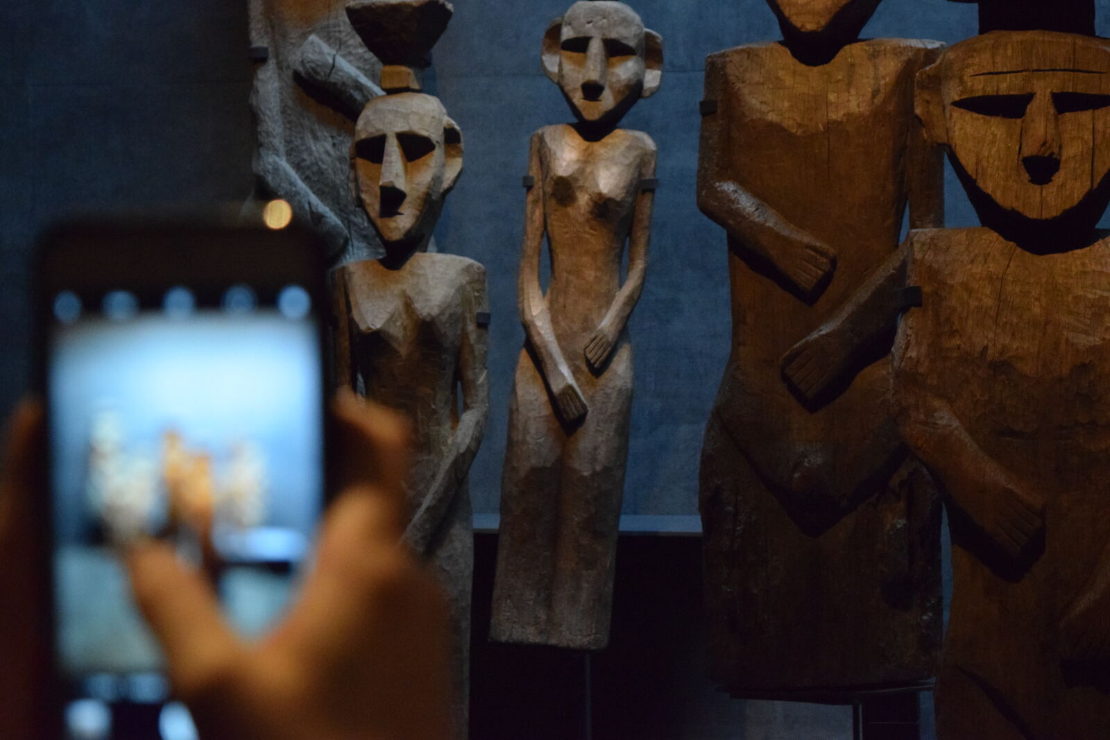Nikon D3300 sample photo. Museum, phone, statue, totem photography