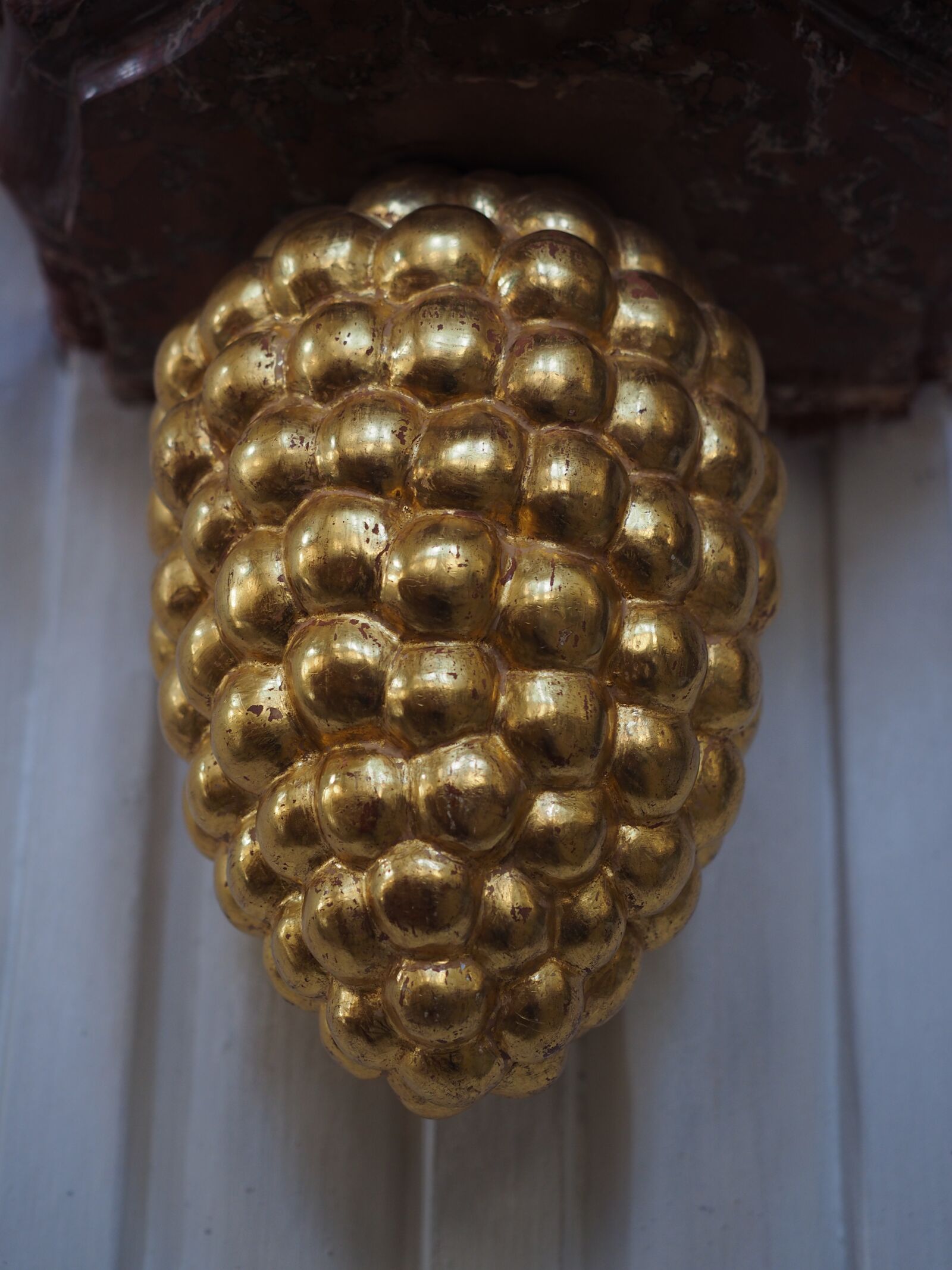 Olympus OM-D E-M1 + Olympus M.Zuiko Digital ED 12-40mm F2.8 Pro sample photo. Grape, golden, ornament photography