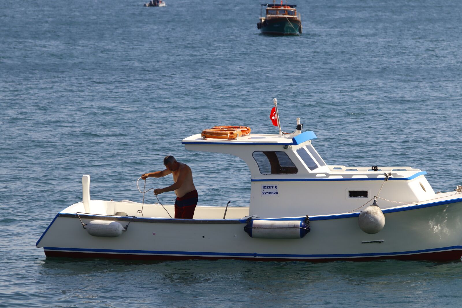 Canon EOS 200D (EOS Rebel SL2 / EOS Kiss X9) sample photo. Boats, man, adult photography