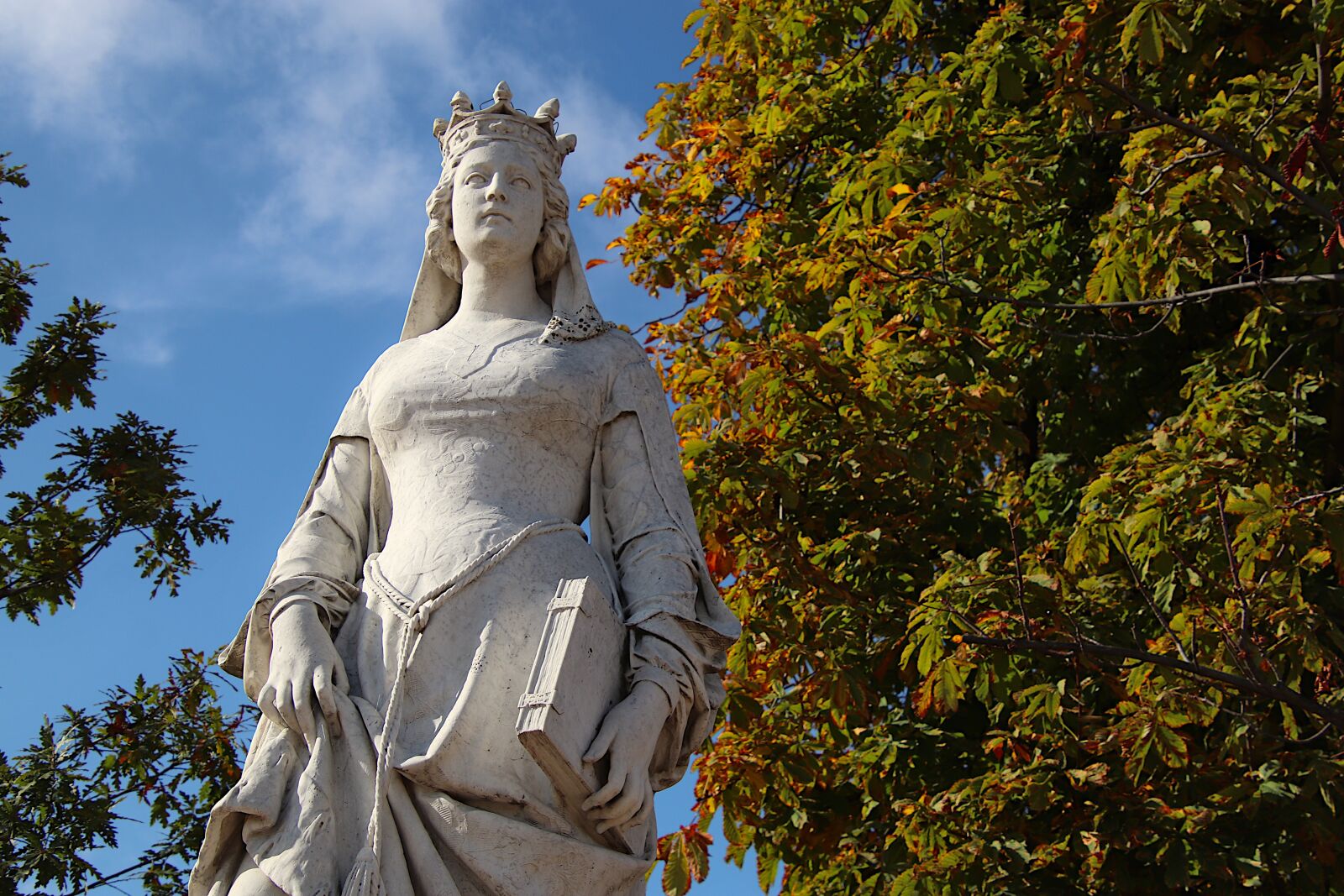 Canon EOS 800D (EOS Rebel T7i / EOS Kiss X9i) sample photo. Statue, stone sculptures, queen photography