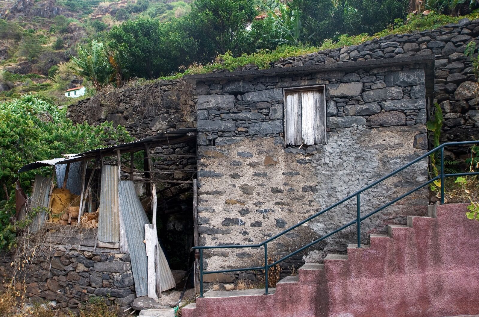 Canon EOS 400D (EOS Digital Rebel XTi / EOS Kiss Digital X) sample photo. Madeira, hut, old photography