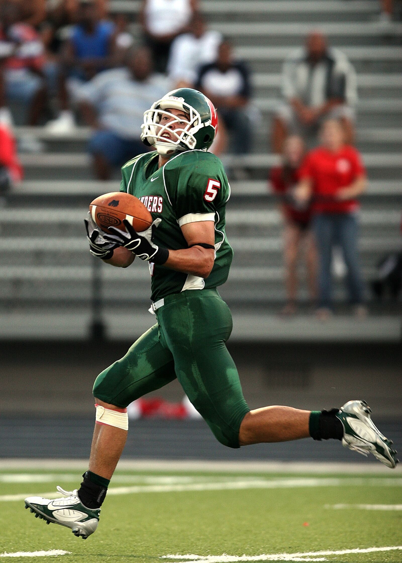 Canon EOS 20D sample photo. American football, receiver, catch photography