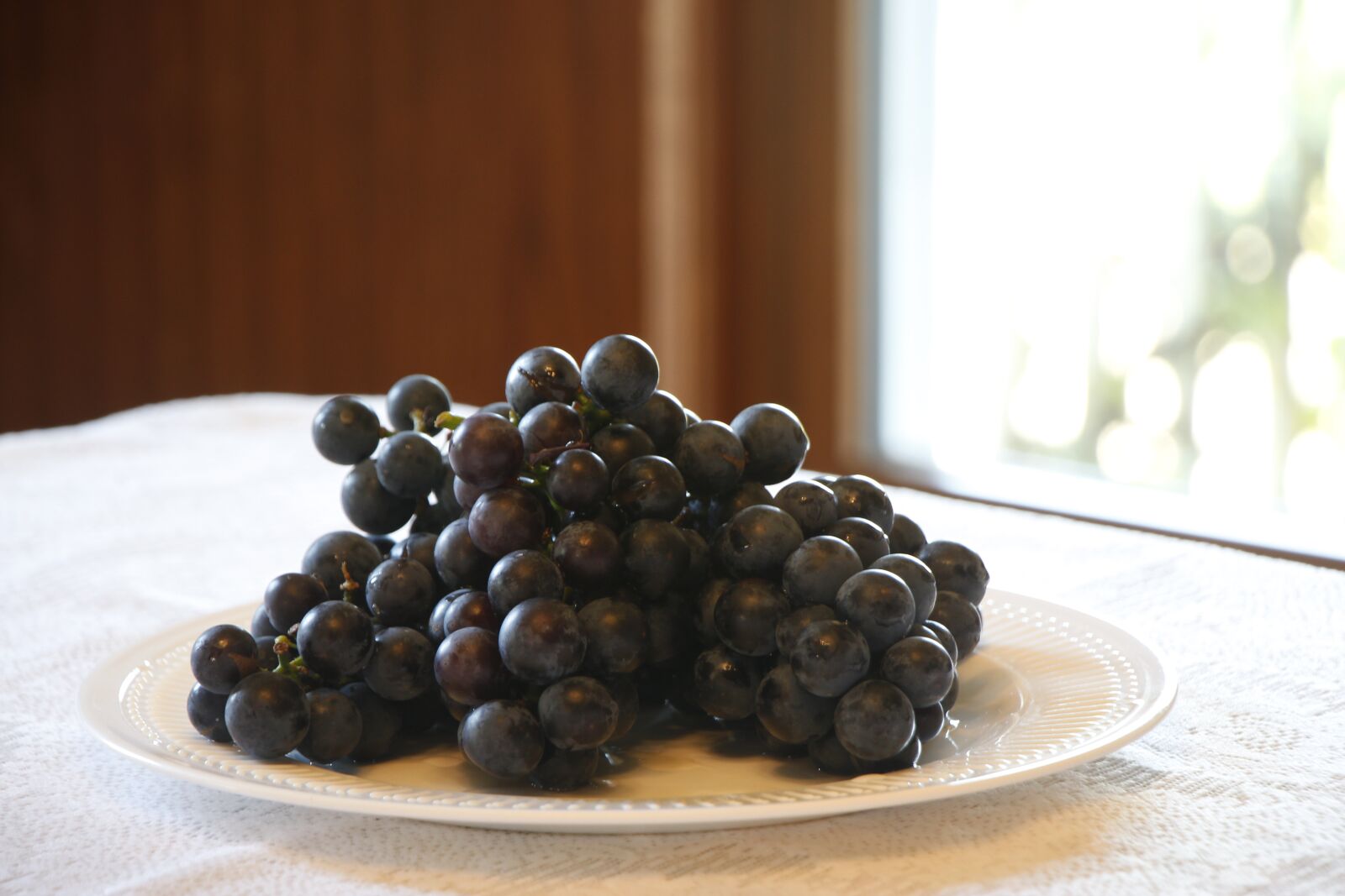 Canon EOS 650D (EOS Rebel T4i / EOS Kiss X6i) + Canon EF-S 18-135mm F3.5-5.6 IS STM sample photo. Cluster, grapes, table photography