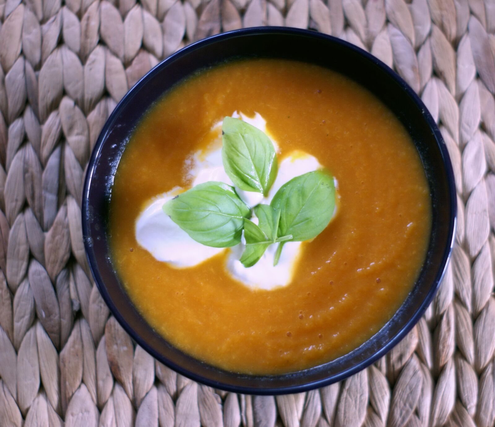 Sony Alpha DSLR-A290 sample photo. Soup, cream, basil photography