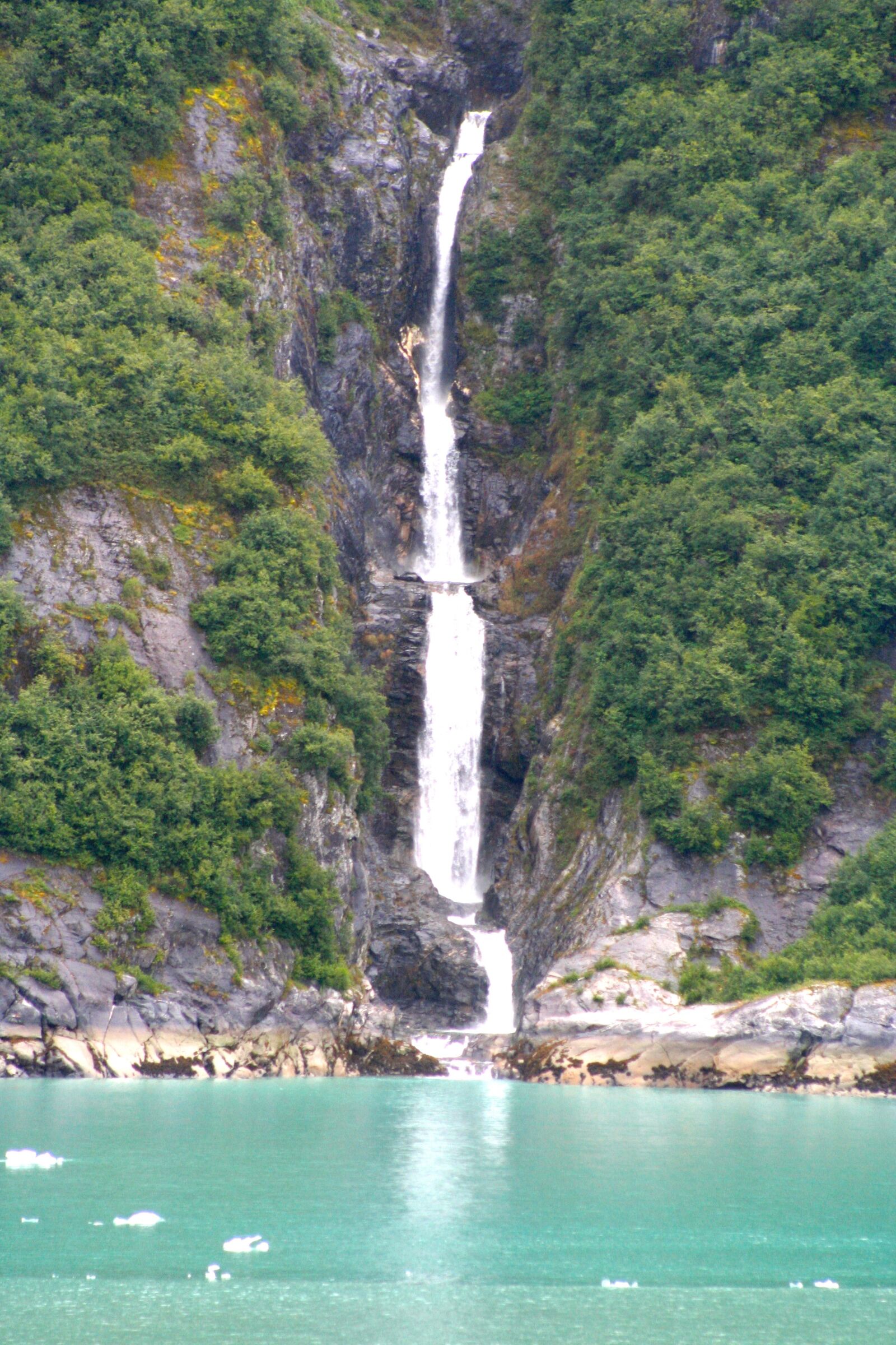Canon EOS 350D (EOS Digital Rebel XT / EOS Kiss Digital N) sample photo. Alaska, waterfall photography