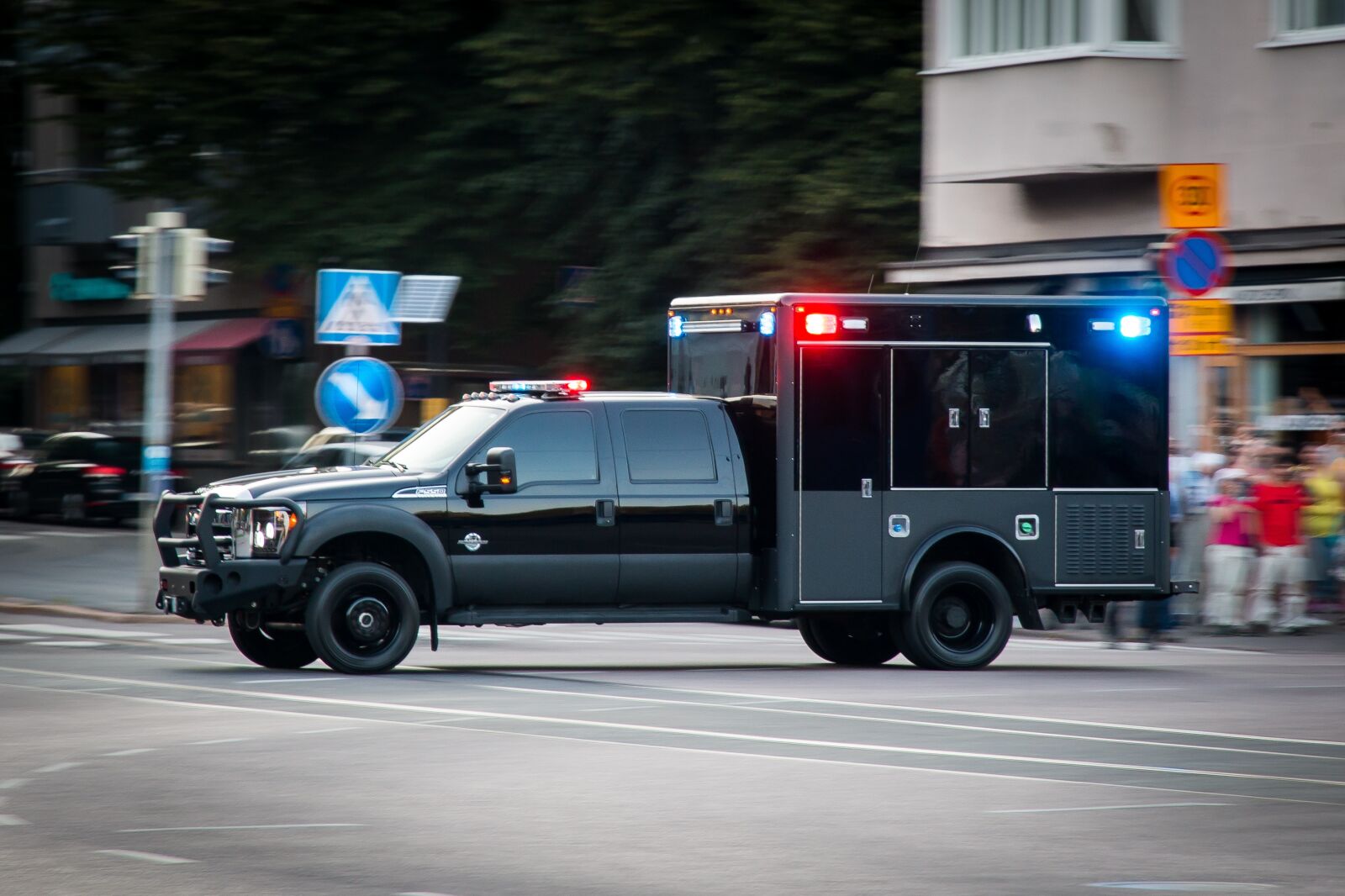 Canon EOS 70D + Canon EF-S 15-85mm F3.5-5.6 IS USM sample photo. The police, united states photography