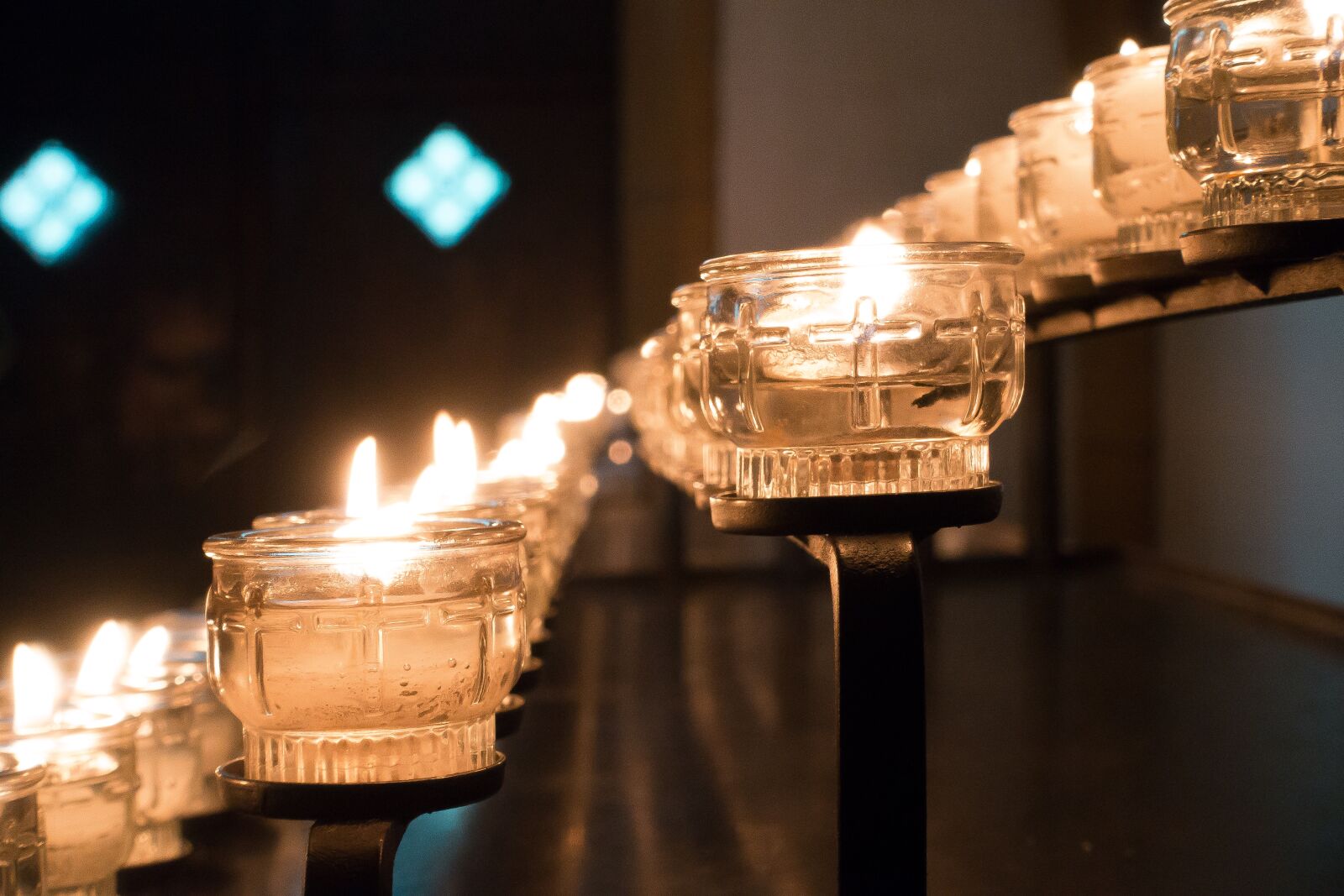 Sony Cyber-shot DSC-RX100 III sample photo. Candle, victims, lights photography