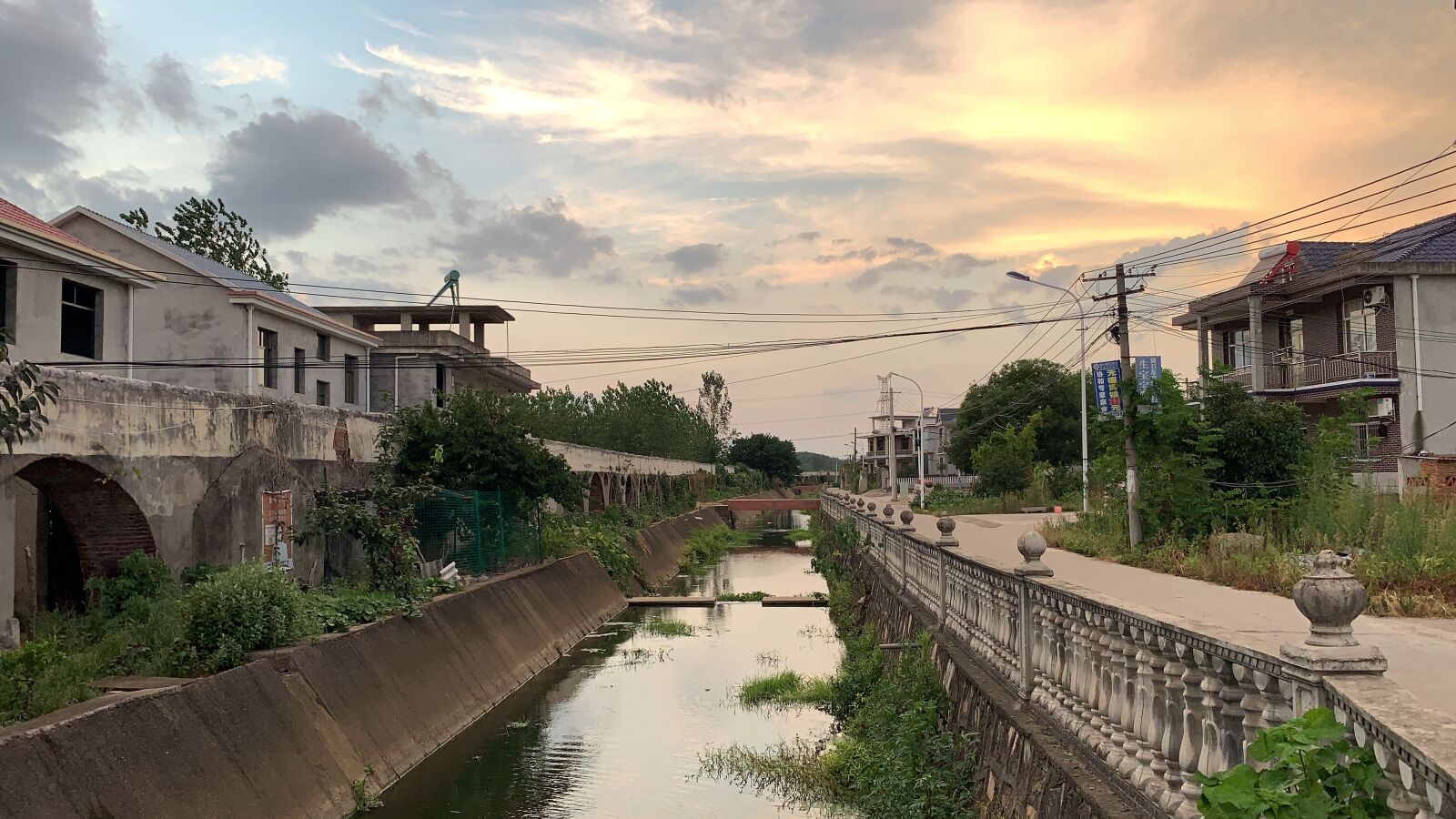 Apple iPhone XR sample photo. Sunset, creek, the people's photography