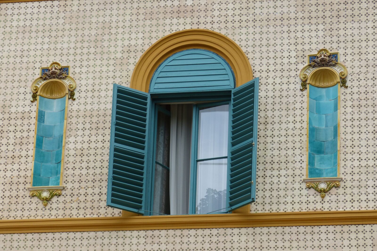 Panasonic DMC-FZ62 sample photo. Window, fancy, blue photography