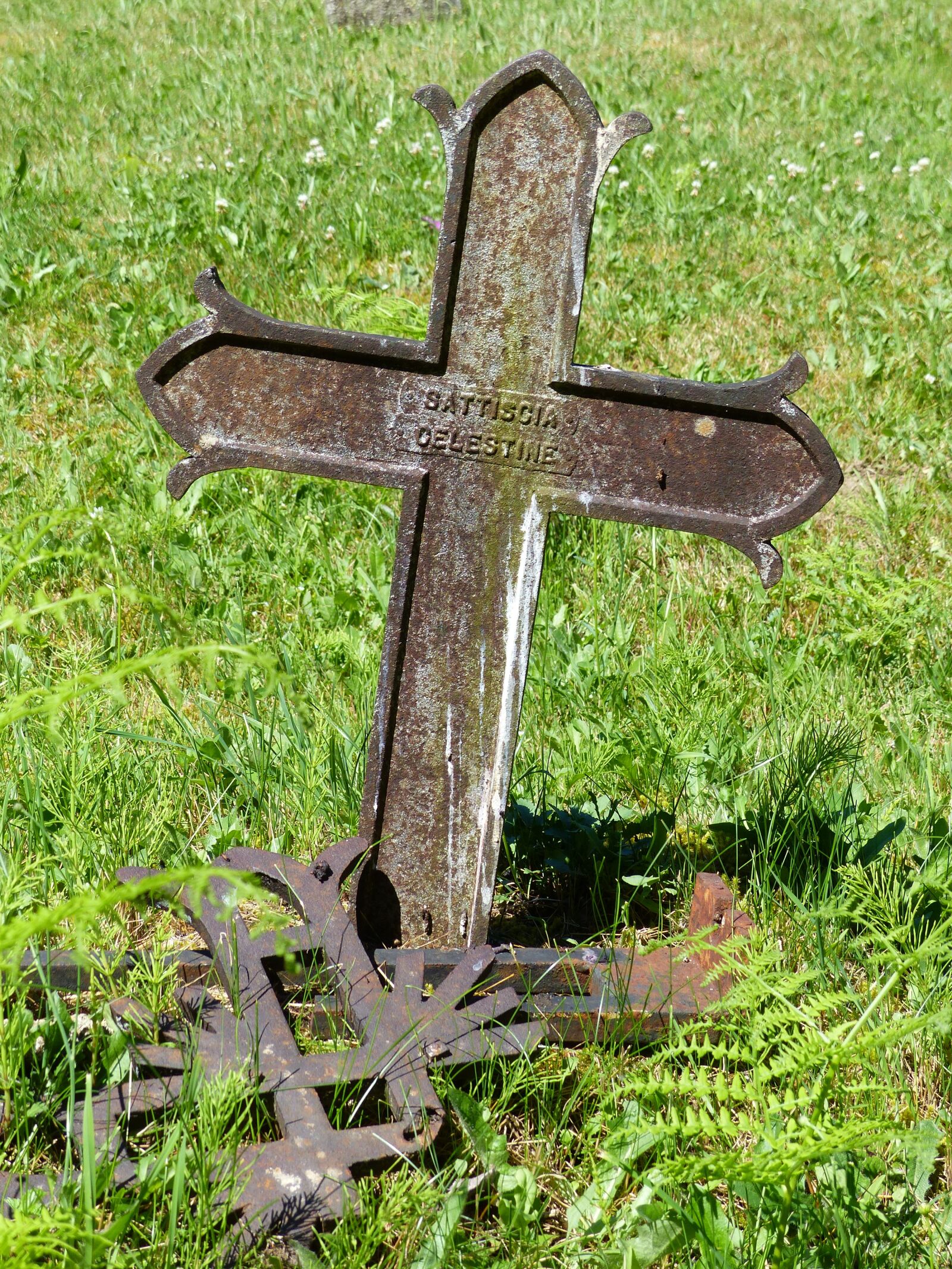 Panasonic Lumix DMC-FZ200 sample photo. Cemetery, cross, burial photography