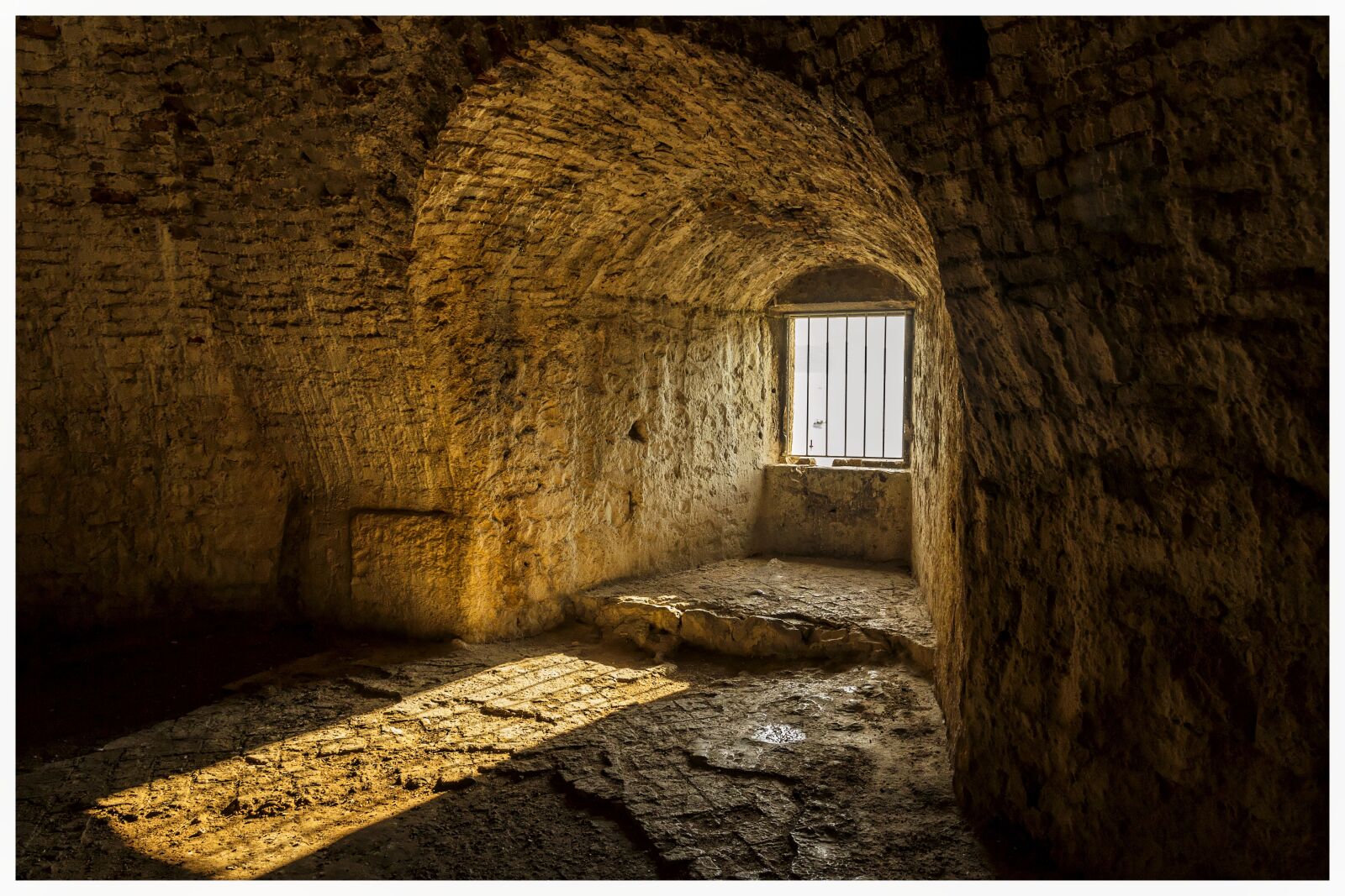 Canon EOS 7D sample photo. Castle, light, prison photography