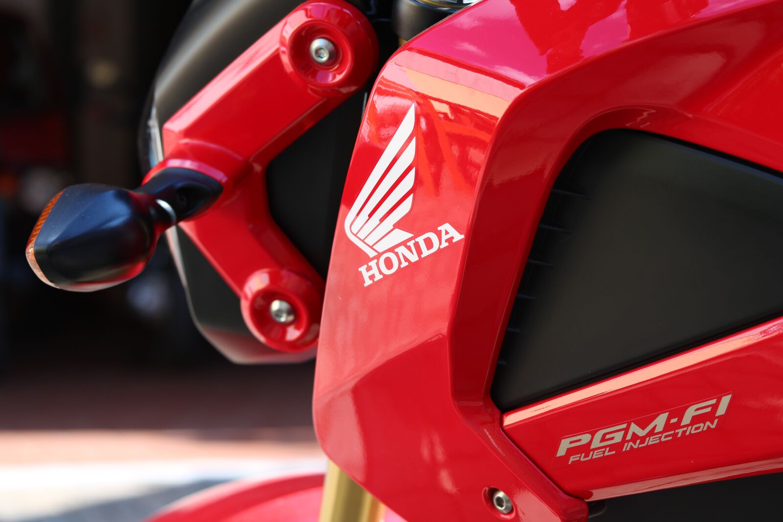 Canon EOS 750D (EOS Rebel T6i / EOS Kiss X8i) sample photo. Racing, bike, red photography