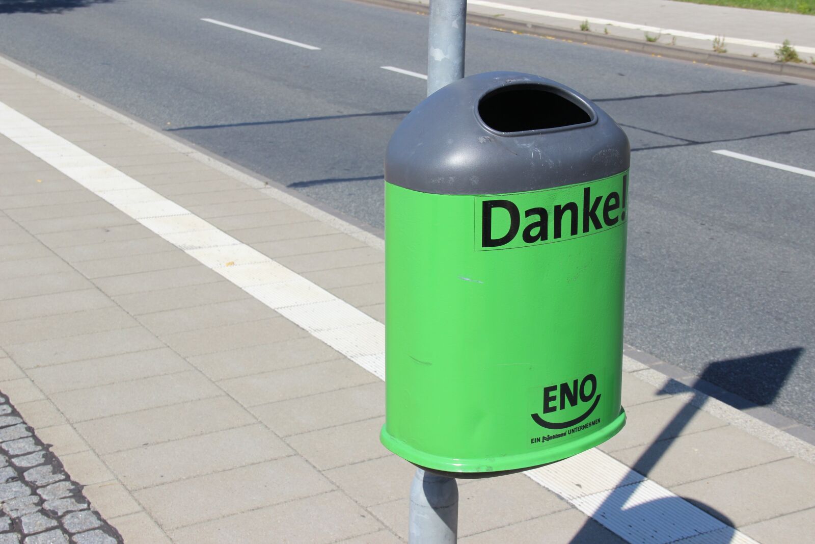 Canon EF-S 18-135mm F3.5-5.6 IS sample photo. Garbage can, waste, thank photography