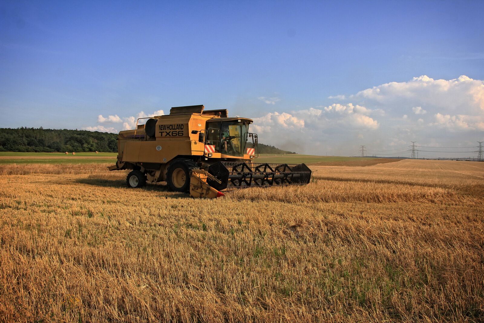 Canon EOS 550D (EOS Rebel T2i / EOS Kiss X4) sample photo. Harvest, harvester, blue sky photography