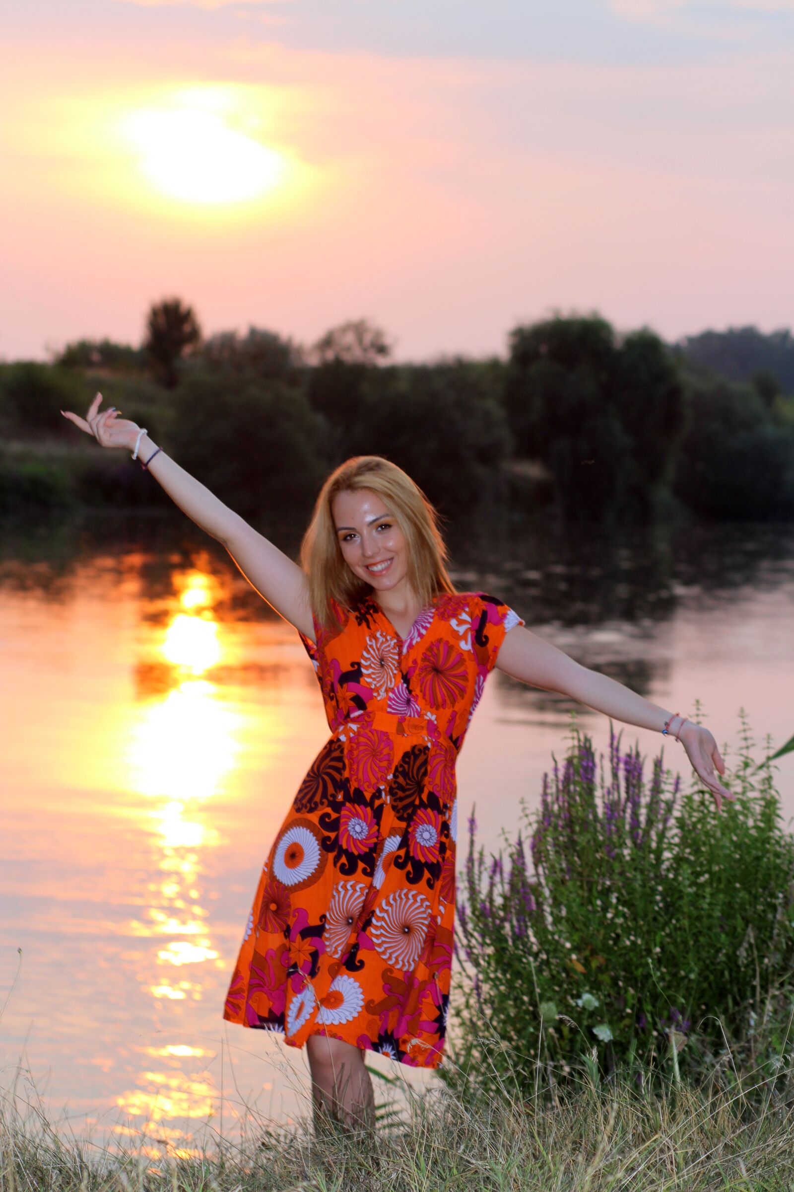 Canon EOS 700D (EOS Rebel T5i / EOS Kiss X7i) + Canon EF 85mm F1.8 USM sample photo. Girl, sunset, lake photography