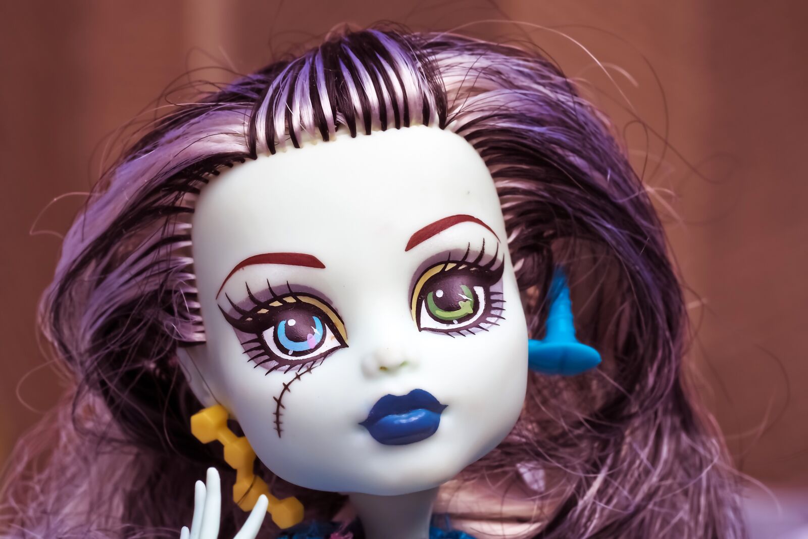 Olympus OM-D E-M10 sample photo. Doll, gothic, horror photography