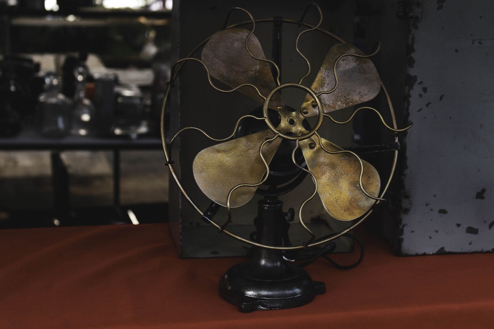 Canon EOS 1300D (EOS Rebel T6 / EOS Kiss X80) sample photo. Fan, antique, wind photography