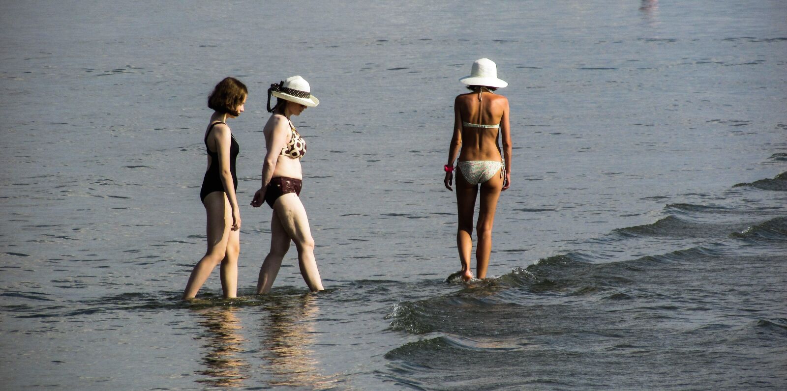 Canon PowerShot SX400 IS sample photo. Women, sea, beach photography