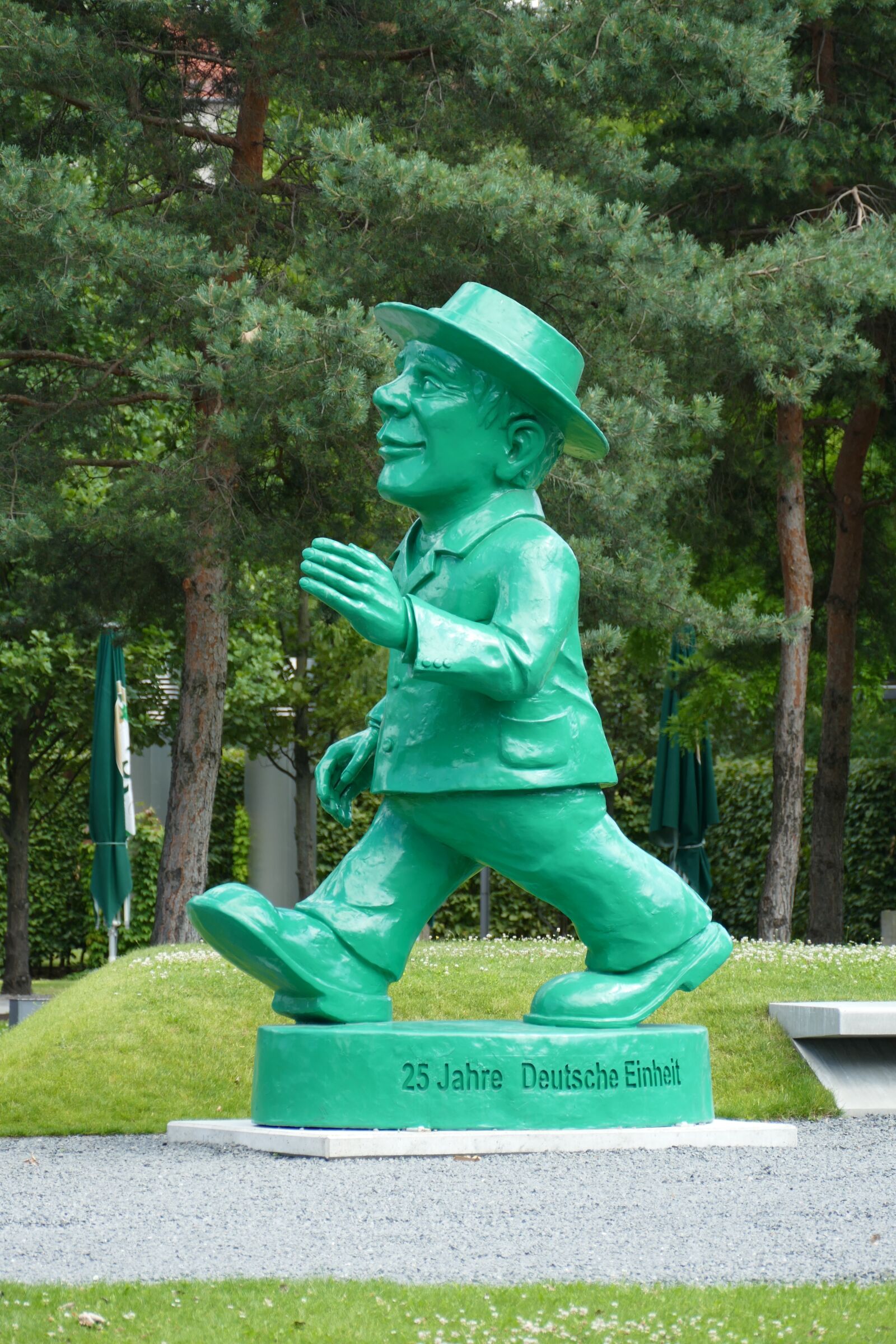 Panasonic Lumix DMC-FZ1000 sample photo. Little green man, berlin photography