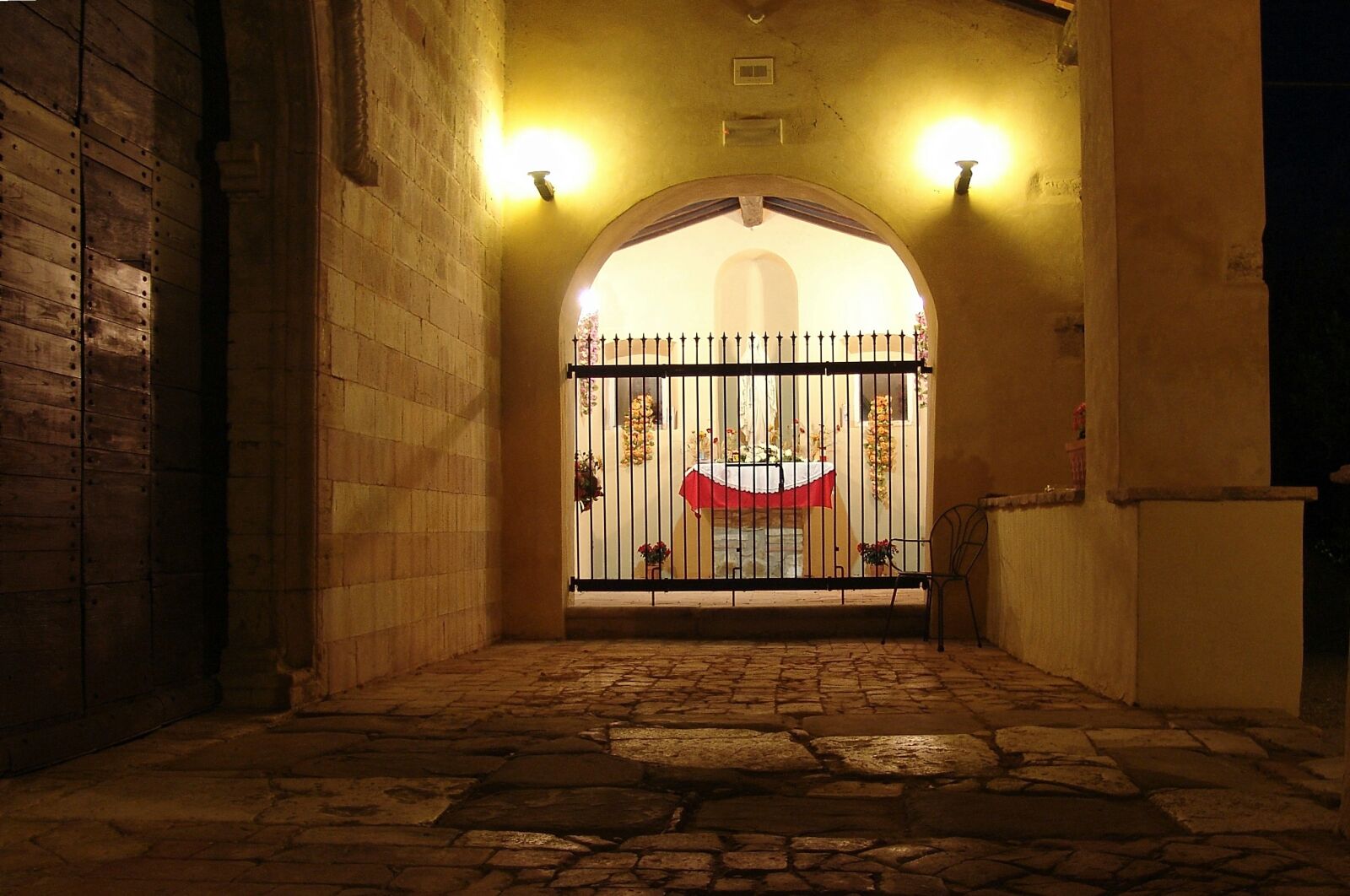 Sony DSC-F828 sample photo. Italy, monastery, chapel photography
