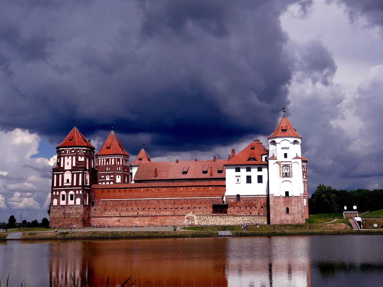 Sony DSC-HX200V sample photo. The mir castle, water photography