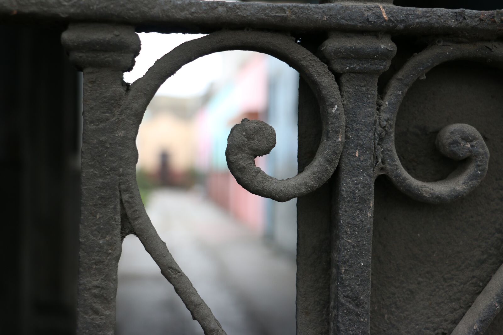 Canon EOS 70D sample photo. City, lime, bars photography