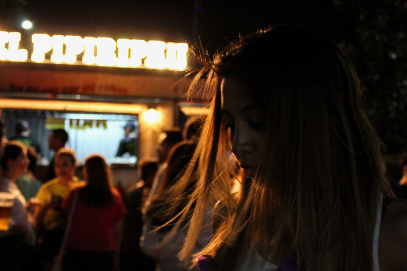 Canon EOS 1300D (EOS Rebel T6 / EOS Kiss X80) sample photo. Food truck, women, light photography